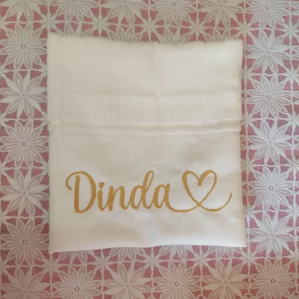 Toalha branca de mão com bordado 30cm x 45cm